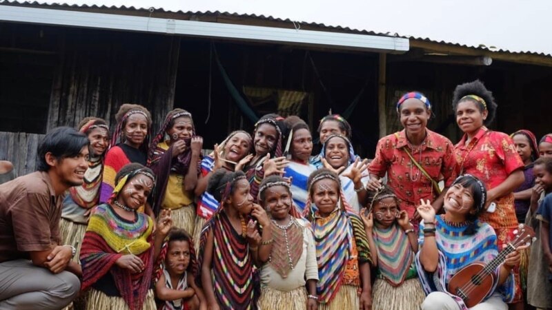 Pasangan Muda Dirikan Sekolah Alternatif di Pedalaman Papua