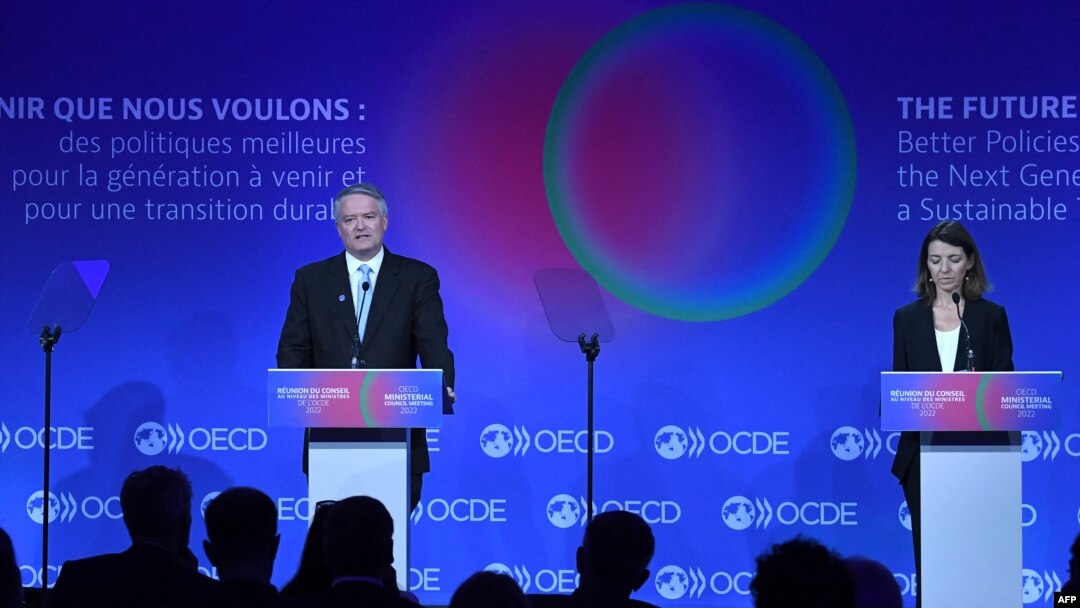Sekjen OECD Mathias Cormann (kiri) dan Kepala Ekonom OECD, Laurence Boone memberikan keterangan pers mengenai perkiraan pertumbuhan ekonomi global di Paris, Prancis hari Rabu 8 Juni 2022.
