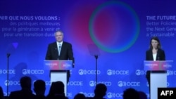 Sekjen OECD Mathias Cormann (kiri) dan Kepala Ekonom OECD, Laurence Boone memberikan keterangan pers mengenai perkiraan pertumbuhan ekonomi global di Paris, Prancis hari Rabu 8 Juni 2022.