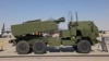 ARCHIVO - Un lanzamisiles estadounidense M142 HIMARS aparece estacionado en la pista en el Espectáculo Aéreo Dubai 2021 en el emirato del Golfo, en noviembre de 2021.