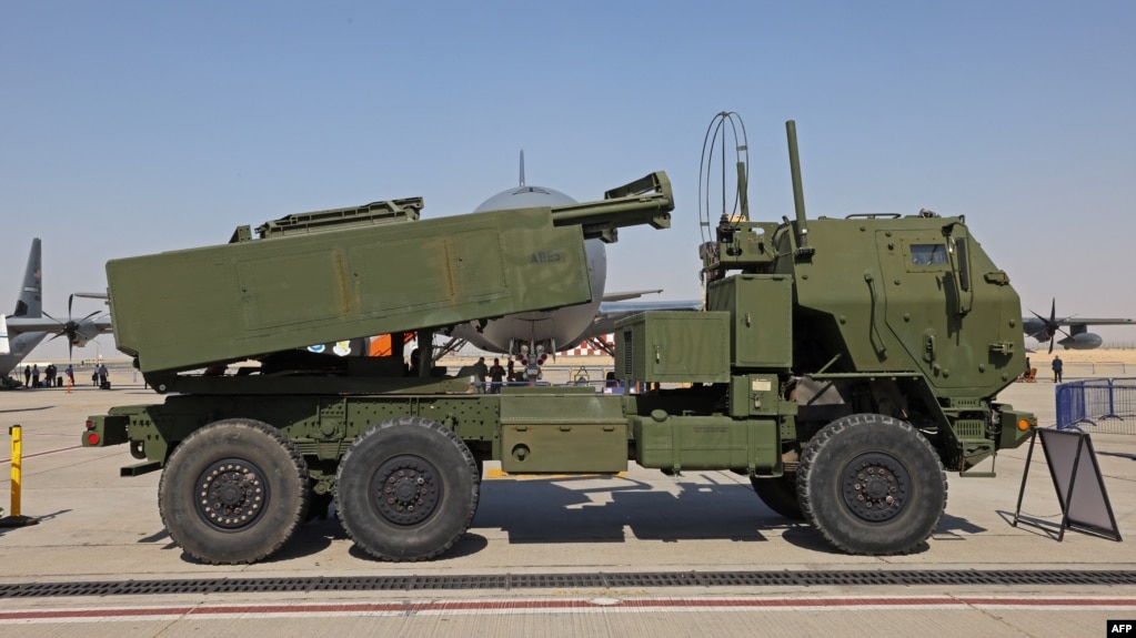 Hệ thống pháo phản lực M142 HIMARS của Mỹ được trưng bày ở Dubai tháng 11/2021 (ảnh tư liệu). 