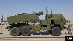 ARCHIVO - Un lanzamisiles estadounidense M142 HIMARS aparece estacionado en la pista en el Espectáculo Aéreo Dubai 2021 en el emirato del Golfo, en noviembre de 2021.