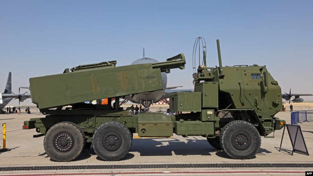 Một phương tiện phóng tên lửa M142 HIMARS của Hoa Kỳ tại triển lãm ở Dubai, ngày 15/11/2021. 