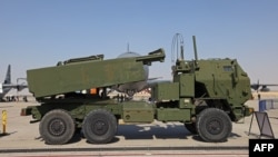 Một phương tiện phóng tên lửa M142 HIMARS của Hoa Kỳ tại triển lãm ở Dubai, ngày 15/11/2021. 