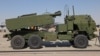 HIMARS raketni sistem parkiran u Dubaiju prilikom aeromitinga 15. novembra 2021. godine