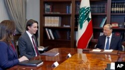 مشاور ارشد وزارت امور خارجه آمریکا (وسط) در دیدار با میشل عون، رئیس جمهوری لبنان - آرشیو