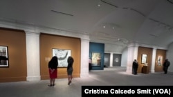 Celebrando el arte del retrato… la imagen o representación de una persona a la mayor exactitud posible y dos curadoras de arte hispanas lideran la tendencia en uno de los museos más importante de Washington DC.
