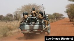 ARCHIVES - Des soldats burkinabè patrouillent sur la route de Gorgadji dans la région du Sahel, au Burkina Faso, le 3 mars 2019.