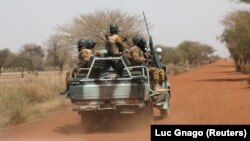 Une patrouille de soldats burkinabè.