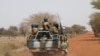 ARCHIVES - Des soldats burkinabè patrouillent sur la route de Gorgadji, dans la zone du Sahel, au Burkina Faso, le 3 mars 2019. 