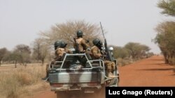 Des soldats burkinabé patrouillent sur la route de Gorgadji dans la région du Sahel, Burkina Faso, le 3 mars 2019.