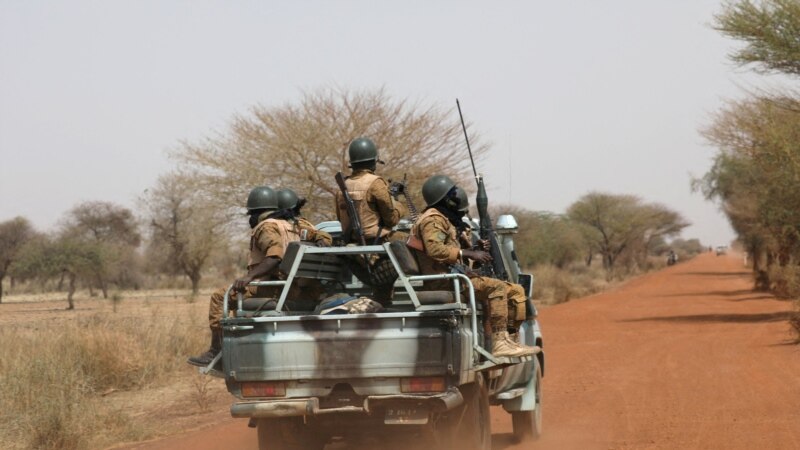 Des hommes armés dynamitent un pont sur un important axe routier au Burkina