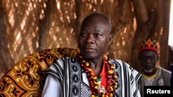 Francis Kéré, un architecte, assiste à une cérémonie organisée par les chefs traditionnels dans son village natal Gando, au Burkina Faso le 4 juin 2022, pour l'honorer, après qu'il s remporté le prix Pritzker. (Photo Reuters/Anne Mimault)