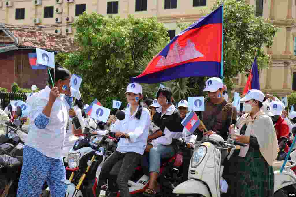 អ្នកគាំទ្រគណបក្សភ្លើងទៀនចូលរួមហែក្បួននៃយុទ្ធនាការឃោសនាបោះឆ្នោតឃុំសង្កាត់អាណត្តិទី ៥ នៅខេត្តសៀមរាប ថ្ងៃទី ៣ ខែមិថុនា ឆ្នាំ ២០២២។ (លាស់ លីបលីប/វីអូអេ)