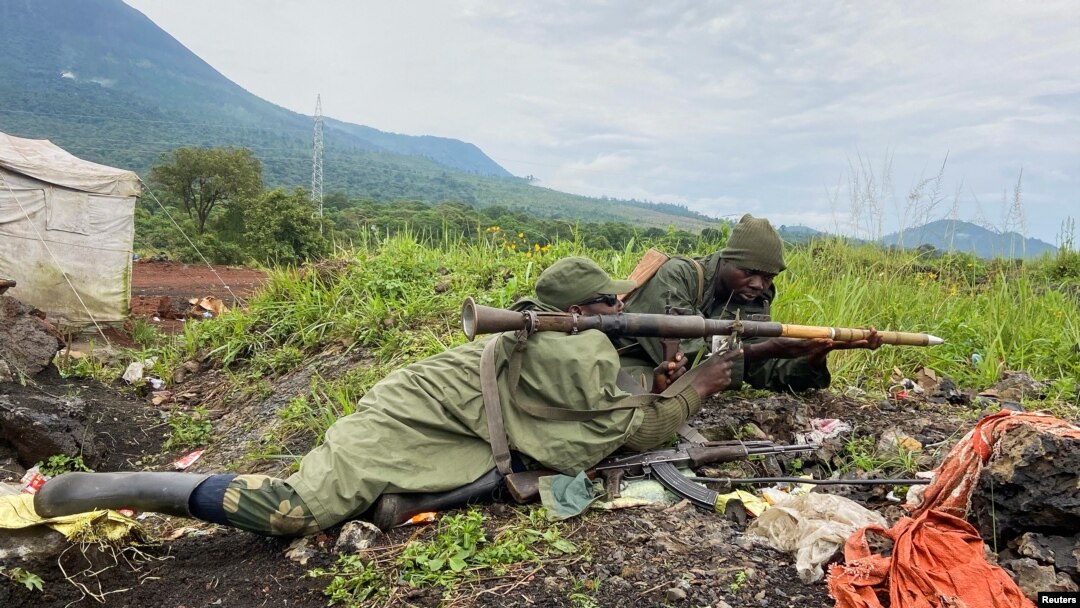 Abasirikare ba FARDC ku birindiro vyabo inyuma y'iyindi mirwano yadutse hafi y'urubibe n'u Rwanda, hanze ya Goma mu ntara ya Kivu y'uburaruko, kw'itariki ya 28/05/2022. 