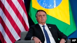 El presidente brasileño, Jair Bolsonaro, habla en una reunión con el presidente Joe Biden durante la Cumbre de las Américas, el 9 de junio de 2022, en Los Ángeles.