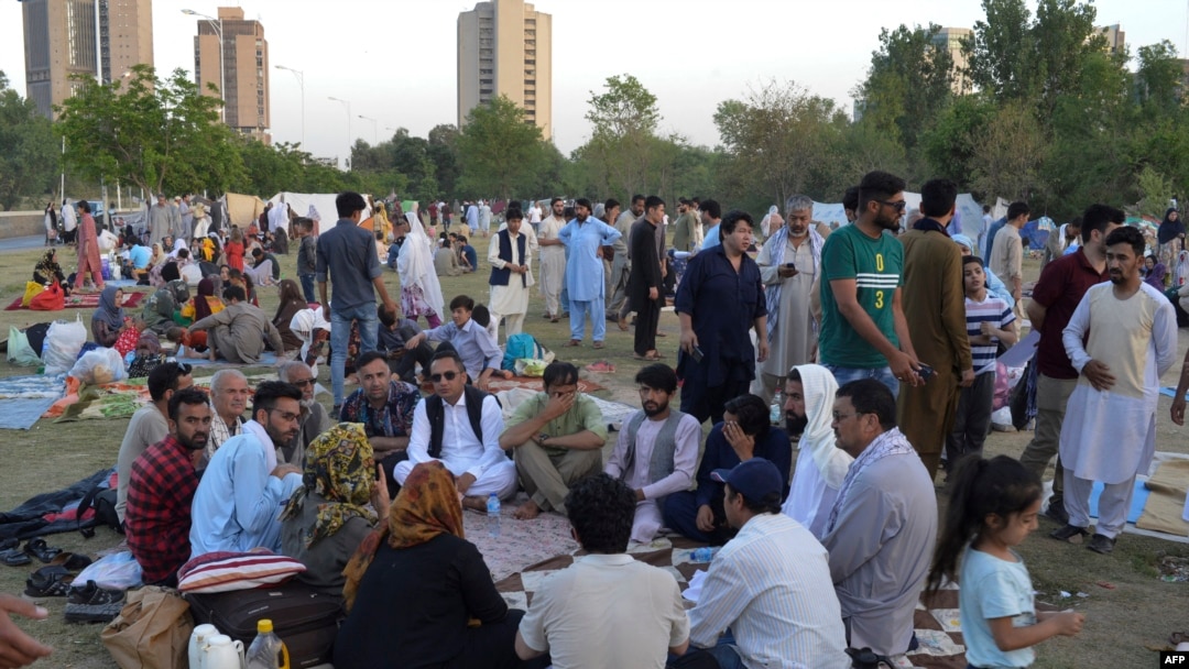 تېره میاشت ځینو افغانانو د ویزو خواستونو د ردېدو او یا د مهاجرت په اړه د غیر یقیني صورتحال په ضد احتجاج وکړو. په دغو احتجاج کوونکو کې غلام سخي هم و چې وايي د مهاجرت د خواست په اړه ورته د شپږو میاشتو د تېرېدو نه پس هم هېڅ ځواب نه دی ورکړی شوی