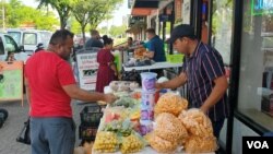 Comerciantes hispanos montan puestos informales en Arlandria, en las afueras de Washington D.C. [Foto VOA / Tomás Guevara]