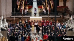 Catherine, duquesa de Cambridge, príncipe Guillermo, duque de Cambridge, Camilla, duquesa de Cornualles y príncipe Carlos de Gran Bretaña asisten al Servicio Nacional de Acción de Gracias, durante las celebraciones del Jubileo de Platino de la Reina Isabel de Gran Bretaña en Londres, Gran Bretaña, el 3 de junio de 2022. Dan Kitwood/Pool vía REUTERS