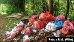 Tumpukan sampah di pinggir jalan di jalur pendakian Gunung Penanggungan. (Foto: VOA/Petrus Riski)