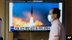 Một màn hình TV chiếu một chương trình thời sự tường thuật về vụ phóng phi đạn của Triều Tiên hôm Chủ nhật với hình ảnh tư liệu, được nhìn thấy tại một nhà ga xe lửa ở Seoul, Hàn Quốc, Chủ nhật, ngày 5 tháng 6 năm 2022.
