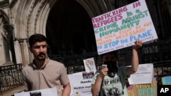 برخی از معترضان به حکم اخراج پناهجویان به رواندا در بیرون دادگاه عالی بریتانیا؛ لندن، ١٣ ژوئن ٢٠٢٢ 