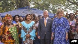 Pour son troisième jour de visite, le couple royal belge s'est rendu au "marché aux pagnes" de Kinshasa.