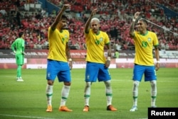 2일 한국 서울 상암 월드컵경기장에서 열린 한국-브라질 축구 평가전에서 브라질의 네이마르(가운데)가 페널티킥으로 팀의 두번째 득점에 성공한 뒤 동료들과 세레모니하고 있다.