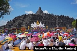 Umat Buddha menghadiri perayaan Hari Raya Waisak di Candi Borobudur di Magelang, Jawa Tengah, 16 Mei 2022. (Foto: Antara/Anis Efizudin via REUTERS)