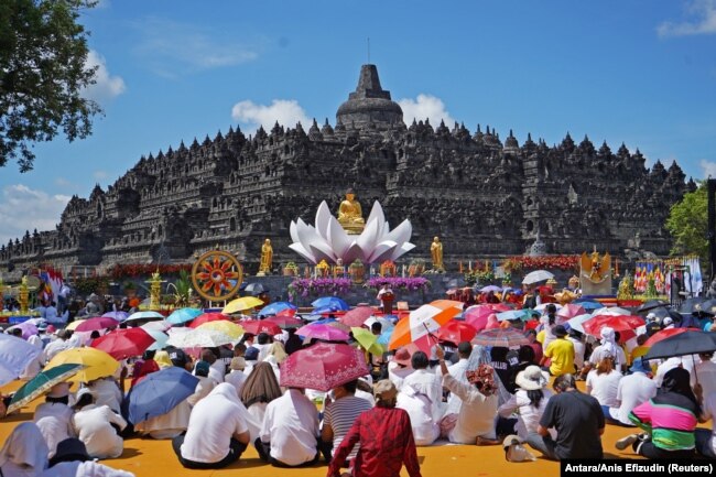 Umat Buddha menghadiri perayaan Hari Raya Waisak di Candi Borobudur di Magelang, Jawa Tengah, 16 Mei 2022. (Foto: Antara/Anis Efizudin via REUTERS)