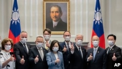 Presiden Taiwan Tsai Ing-wen (tengah), berfoto bersama delegasi tamu dari Republik Slovakia di Taiwan, Taipei, Selasa, 7 Juni 2022. (Kantor Kepresidenan Taiwan via AP)
