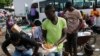 Un hombre vende comida caliente en un mercado en Puerto Príncipe, Haití. [Foto de archivo]