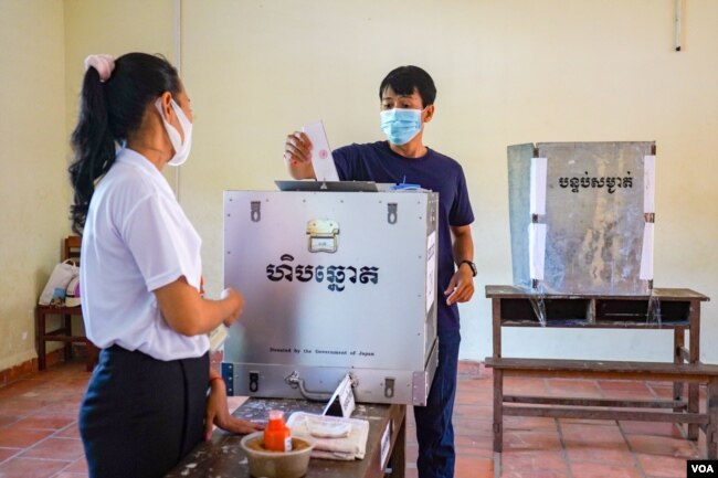 រូបឯកសារ៖ ពលរដ្ឋម្នាក់បានបោះឆ្នោត ក្នុងការបោះឆ្នោតជ្រើសតាំងក្រុមប្រឹក្សាឃុំសង្កាត់អាណត្តិទី ៥ នៅក្នុងសង្កាត់ភ្នំពេញថ្មី ខណ្ឌសែនសុខ រាជធានីភ្នំពេញ ថ្ងៃទី ៥ ខែមិថុនា ឆ្នាំ ២០២២។ (ខាន់ សុគុំមនោ/វីអូអេ)