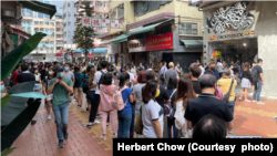 被警察搜查過後，大批市民到店舖門外表達支持。(圖片來源：周小龍臉書網站)