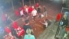 中国唐山烧烤店一群男子暴力围殴几名女子的视频截图。（2022年6月10日）