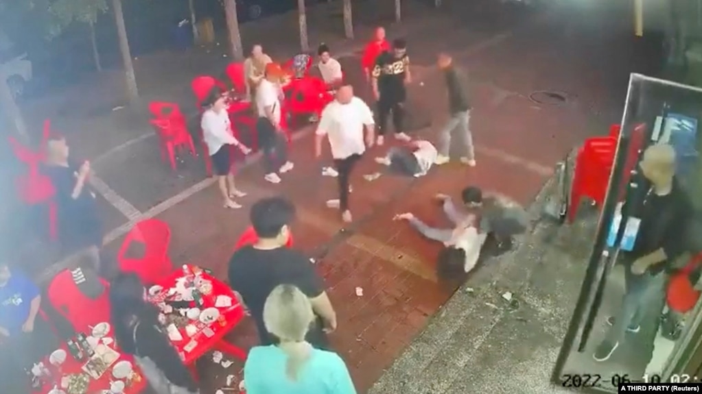 中国唐山烧烤店一群男子暴力围殴几名女子的视频截图。（2022年6月10日）(photo:VOA)