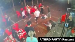 中国唐山烧烤店一群男子暴力围殴几名女子的视频截图。（2022年6月10日）