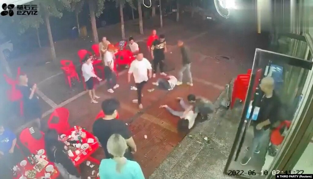 中国唐山一家烧烤店一群男子暴力围殴几名女子的视频截图。（2022年6月10日）(photo:VOA)