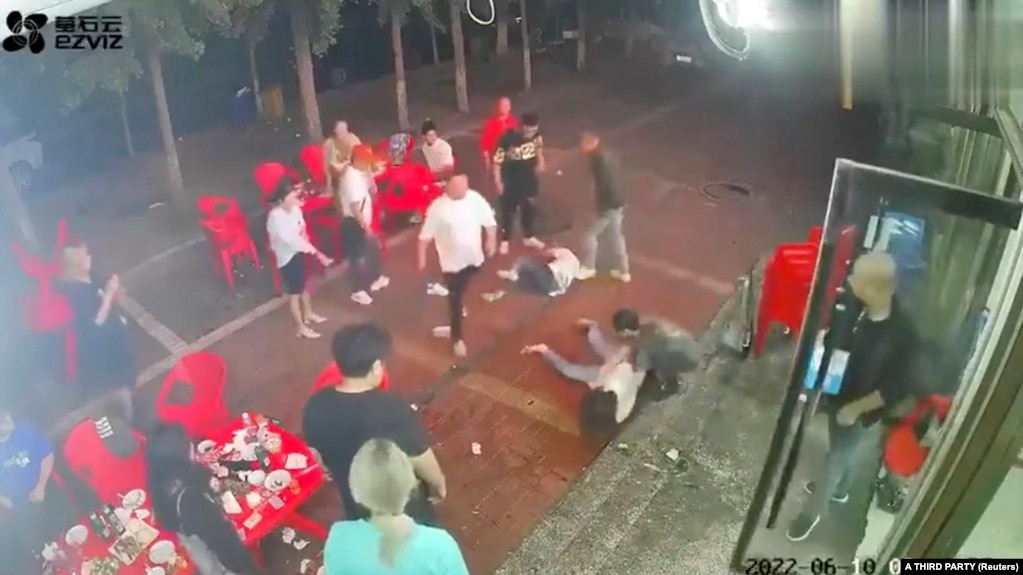 中国唐山一家烧烤店一群男子暴力围殴几名女子的视频截图。（2022年6月10日）