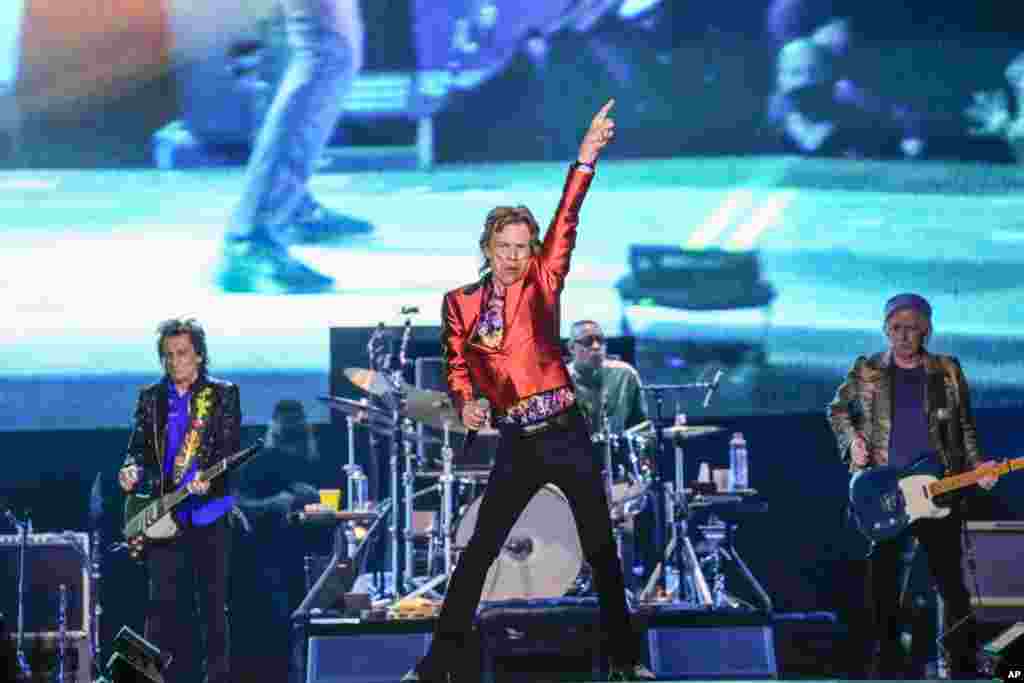 Penyanyi rock Mick Jagger (78 tahun), Ronnie Wood, kiri, dan Keith Richards, kanan, dari band the Rolling Stones, tampil dalam konser di stadion Wanda Metropolitano di Madrid, Spanyol (1/6). (Foto: AP)