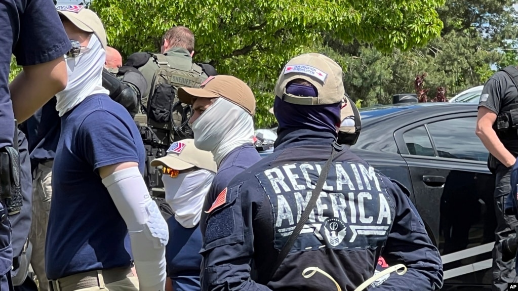 2022年6月11日，当局在爱达荷州“骄傲活动”现场附近逮捕白人至上主义组织“爱国者阵线”的成员。（美联社照片）(photo:VOA)