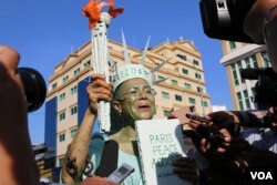 Seng Theary, pengacara Kamboja-Amerika berdiri di depan Pengadilan Kota Phnom Penh sebelum ditangkap pada 14 Juni 2022. (Kann Vicheika/VOA Khmer)