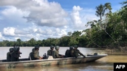 Tim penyelamat yang ditugaskan untuk menemukan jurnalis Inggris yang hilang Dom Philipps dan ahli adat Brasil Bruno Pereira di Sungai Javari di negara bagian Acre, Brasil, 8 Juni 2022. (Foto: via AFP)