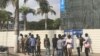  Angolanos à espera de emprego numa firma de construção. Foto de arquivo