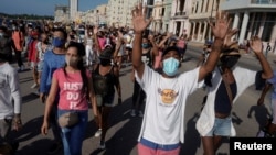 Manifestantes gritan consignas en contra y a favor del gobierno durante las protestas del 11 de julio de 2021 en la capital cubana, La Habana.