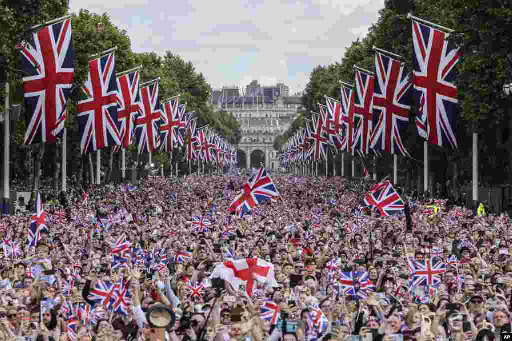 The crowd fill The Mall as they wait for the royal family to appear on the balcony of Buckingham Palace in London, June 2, 2022.