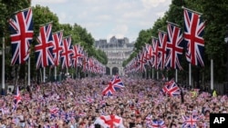 The crowd fill The Mall as they wait for the royal family to appear on the balcony of Buckingham Palace in London, June 2, 2022, on the first of four days of celebrations to mark the Platinum Jubilee.