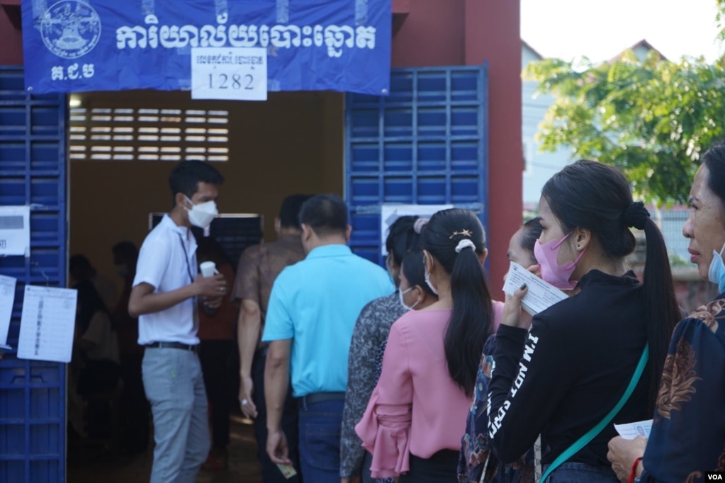 រូបឯកសារ៖ ពលរដ្ឋតម្រង់ជួររងចាំបោះឆ្នោត ក្នុងការបោះឆ្នោតជ្រើសតាំងក្រុមប្រឹក្សាឃុំសង្កាត់អាណត្តិទី ៥ នៅក្នុងសង្កាត់ភ្នំពេញថ្មី ខណ្ឌសែនសុខ រាជធានីភ្នំពេញ ថ្ងៃទី ៥ ខែមិថុនា ឆ្នាំ ២០២២។ (ខាន់ សុគុំមនោ/វីអូអេ)