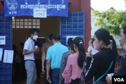 FILE - Voters line up to cast ballot for commune council elections in Sangkat Phnom Penh Thmei, Khan Sen Sok, in Phnom Penh, on June 5, 2022.