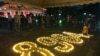 台北悼念六四晚会，现场点灯排出“8964”字型。（美国之音特约记者杨安拍摄）。